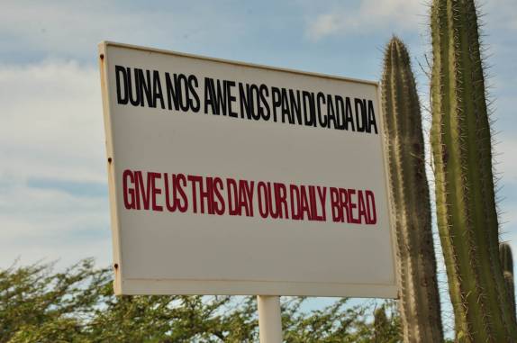 Para quem fala português ou espanhol, não é difícil ler em papiamento, a língua local de Aruba